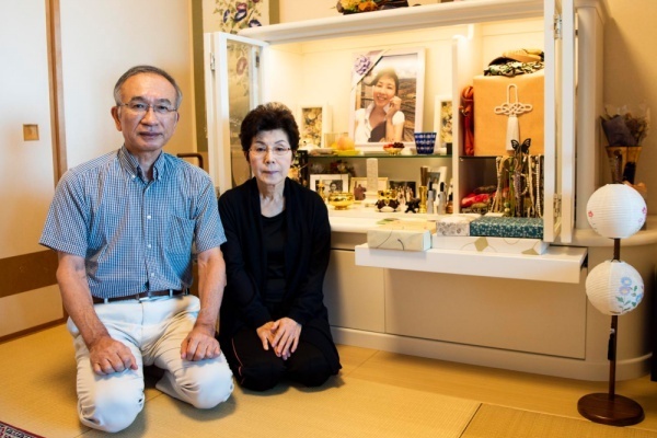 過労死NHK記者両親の怒り「安倍総理、娘はいまも泣いています」