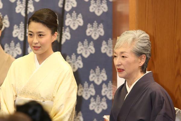 小林麻耶　電撃婚の裏にあった市川海老蔵母の婚活サポート奔走