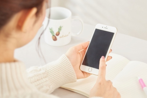 スマホで口臭がキツくなる!?　医師語るそのメカニズムとは