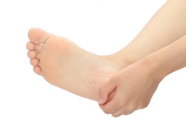 寝苦しい夜にやる！むくみや足先の冷えを解消する足首回し