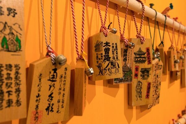 今も変わらない日本人の「おみやげを配る」という伝統