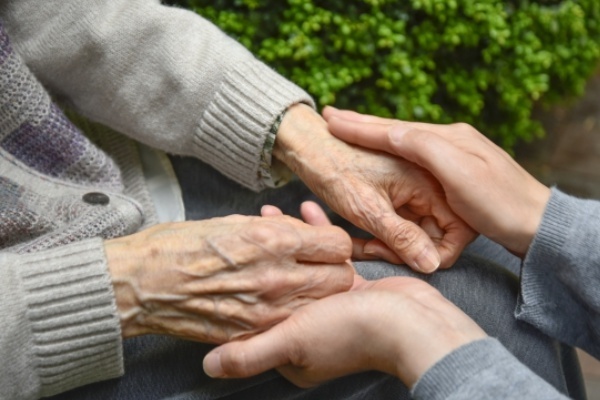 年360万円の負担も…介護＆子育てダブルケアで破綻しない方法