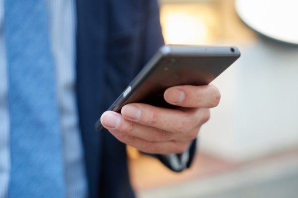 50代の平均は月2万円…彼らのスマホの「通信費」なぜ高いのか