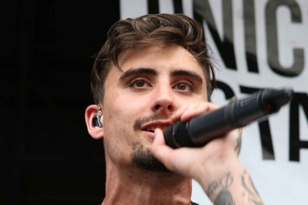 「ウイ・ケイム・アズ・ロマンス」のボーカル、28歳で死去