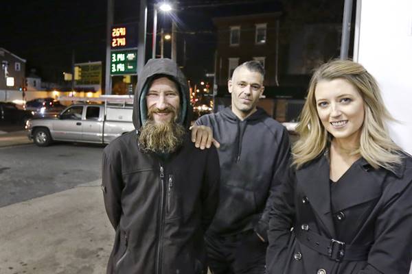 最後の20ドルで女性を助けたホームレス 寄付金詐取で訴える