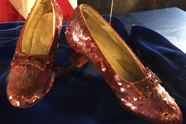 取り戻されたルビーの靴。4日、ミネソタ州のFBI支局 で行われた会見で公開された。 （写真：AP/アフロ）