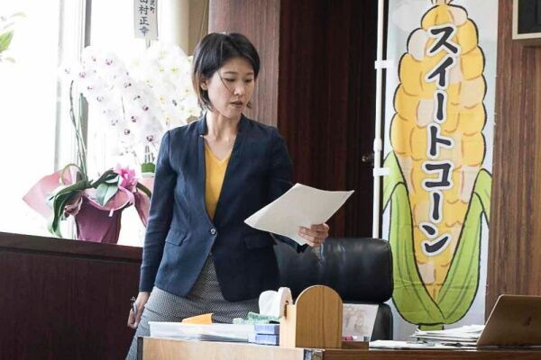 新潟県津南町32歳最年少町長、2児の母のふるさと改革