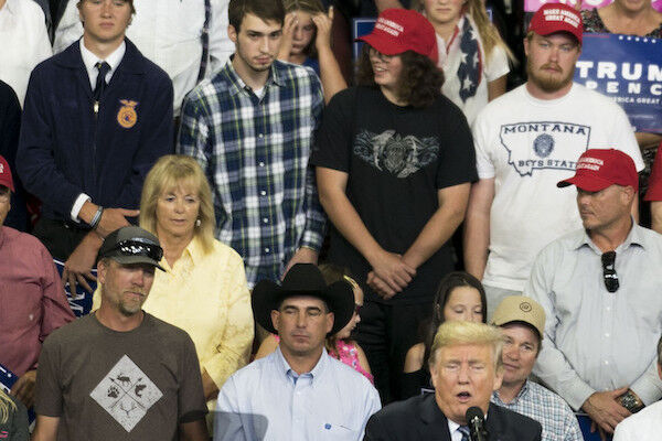 左上のチェックシャツを着た男性がタイラー・リンフェスティ （写真：The New York Times/Redux/アフロ）