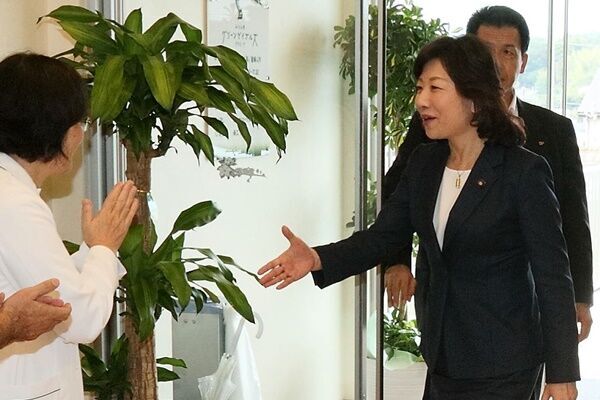 野田聖子大臣が“女性が辞めない病院”視察、現場の熱意に感銘