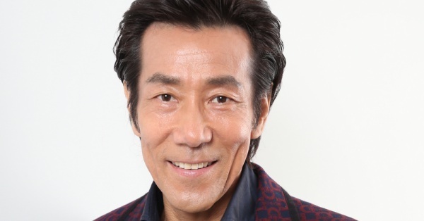 岸谷五朗明かす苦難の時代「飯も食えず水道も止まって…」