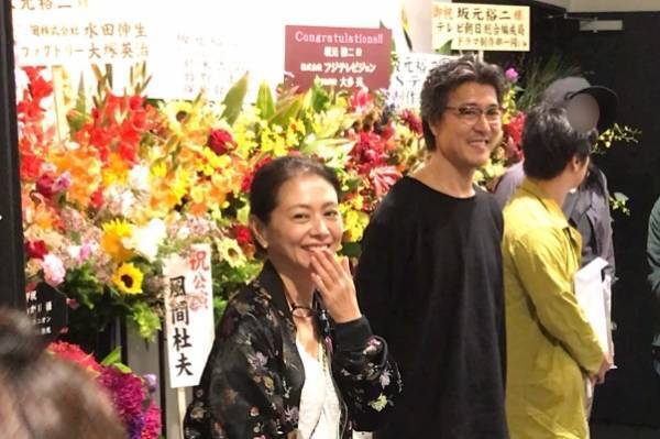 小泉今日子 豊原功補の隣に…不倫公表後初の堂々2ショット姿