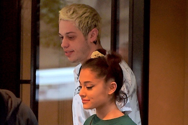 アリアナ・グランデが婚約破棄、元恋人の死が原因との見方も