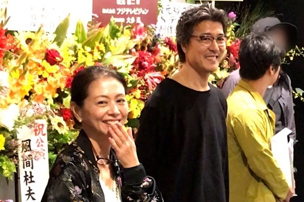 小泉今日子が始めた52歳の裏方仕事「首にはいつも老眼鏡」