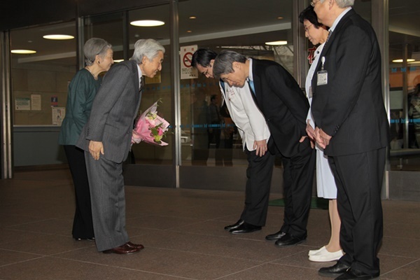 執刀医の胸をうった 天皇陛下と美智子さま「病室での会話」