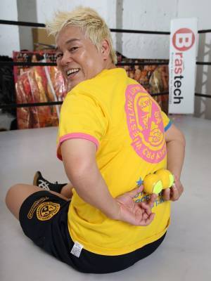 “ミスター女子プロ”神取忍が伝授「テニスボールで腰痛解消」