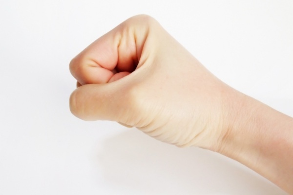 机の下に手を隠す人は…あなたの印象を決める「嫌われる仕草」