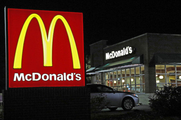 米マクドナルドに銃撃犯、子連れの父が反撃し被害防ぐ