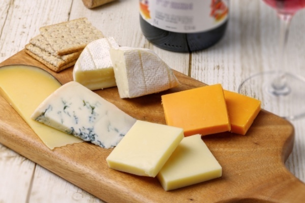 冷え性対策に！晩酌には「赤ワイン＆チーズ」のコンビで