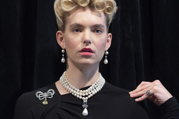 マリー・アントワネットの宝石、「史上最高額」41億円で落札