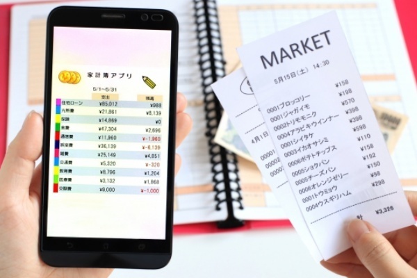 面倒な手書きとオサラバ！いまスマホで家計簿を始めるべき理由