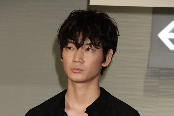 綾野剛がギタリスト再デビュー！幻の音源復活にファン悶絶