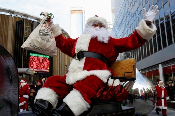 「サンタなんていない！」と叫んだ男、教会で逮捕