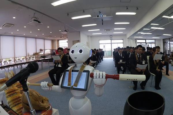 ドライブスルー葬に、ペッパー導師も…ハイテク葬儀最前線