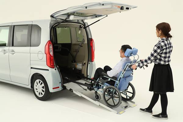 車いすのまま乗れる“最新福祉軽自動車”はこんなにすごい！