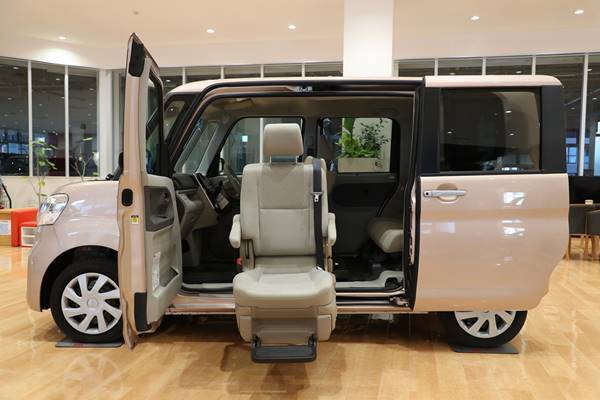 助手席が全自動で…「福祉軽自動車」で介護でも外出を諦めない