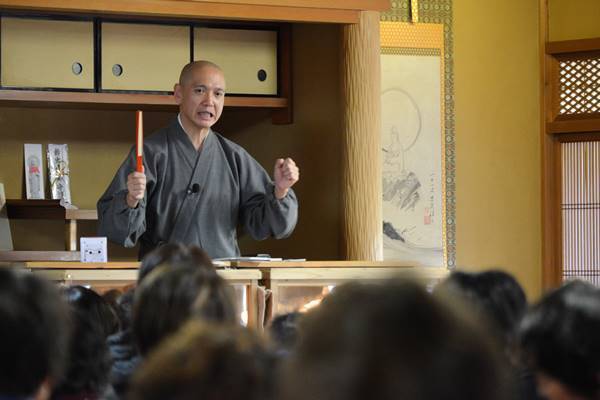 3千人行列「鈴虫寺」、名物住職の“漫談説法”聞いてみた