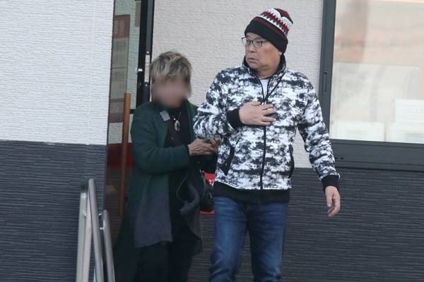 千昌夫 外国人妻居ぬ間に…ひた隠す年上金髪女性との倹約半同棲