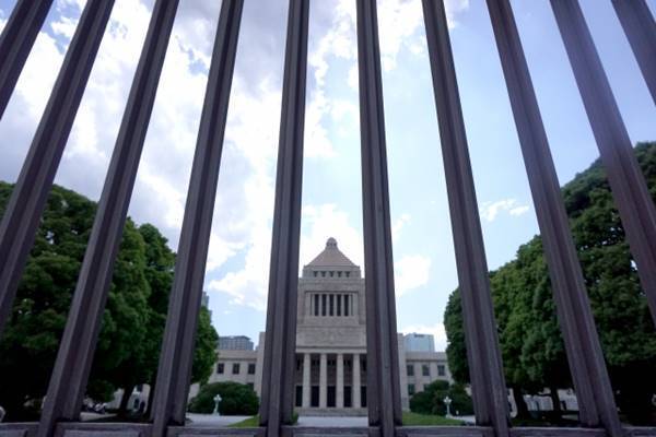 “居座り”安倍首相が19年「消費税アップ」再々延期の可能性