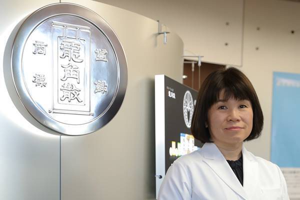 「なぜ薬は飲みにくい？」龍角散初の女性役員の原点は薬剤師時代