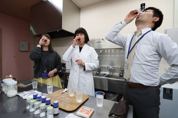 続々と新製品を開発！龍角散初の女性役員は今も実験室に立つ