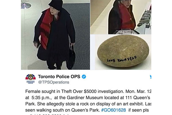 オノ・ヨーコの展示から180万円の“石ころ”が盗まれる