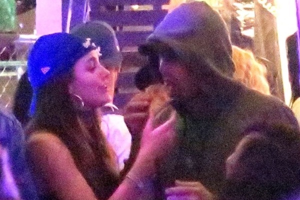 レオナルド・ディカプリオ、噂の23歳差モデルとお忍び音楽フェス