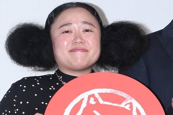 ニッチェ江上　別人級ストレートヘアが「超美人」と好評