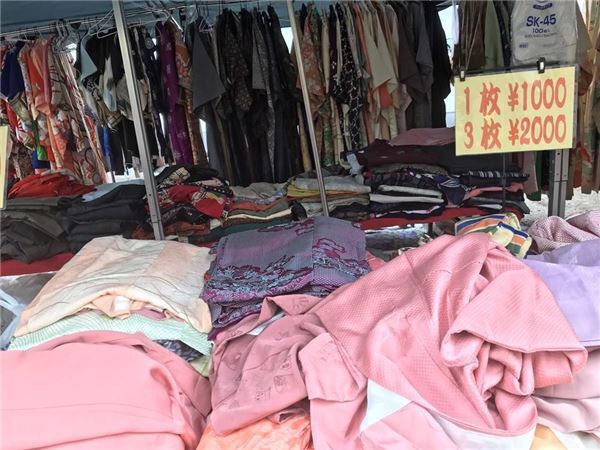 着物に器にアクセサリー！　新旧なんでも蚤の市