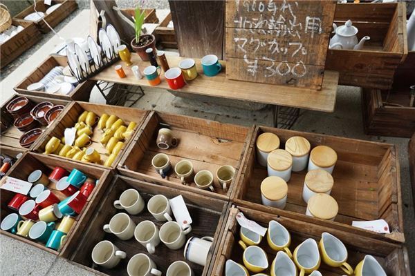 着物に器にアクセサリー！　新旧なんでも蚤の市