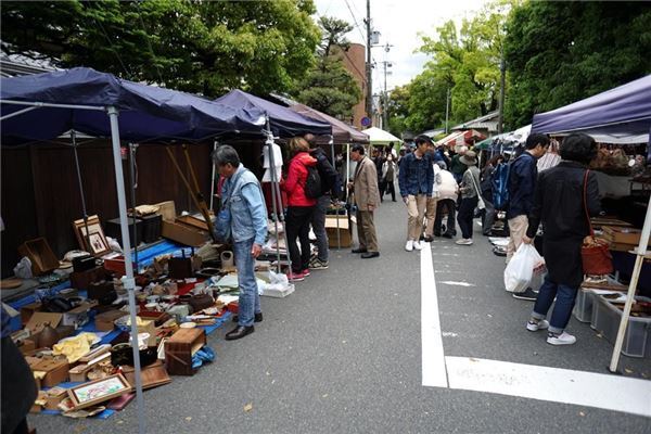 着物に器にアクセサリー！　新旧なんでも蚤の市
