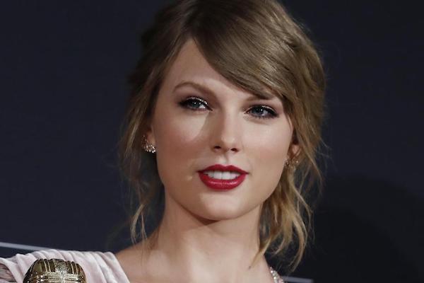 テイラー・スウィフトのEarth，Wind＆Fireのカバー曲、作詞家が酷評