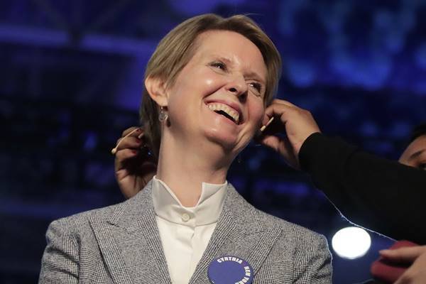 『SATC』のシンシア・ニクソン、NY州知事選から脱落するも諦めず