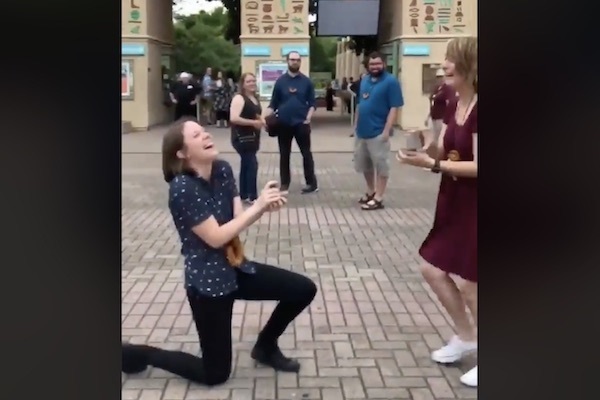 サプライズプロポーズにすぐ「イエス」と言わない彼女……その驚きの理由とは