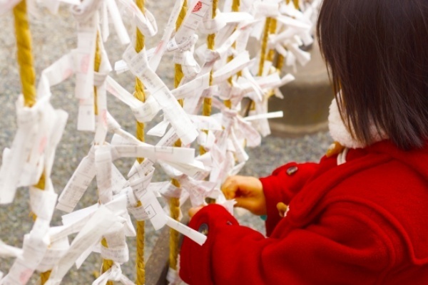 なぜ拍手は右手ずらす？意外と知らない“初詣でうんちく”