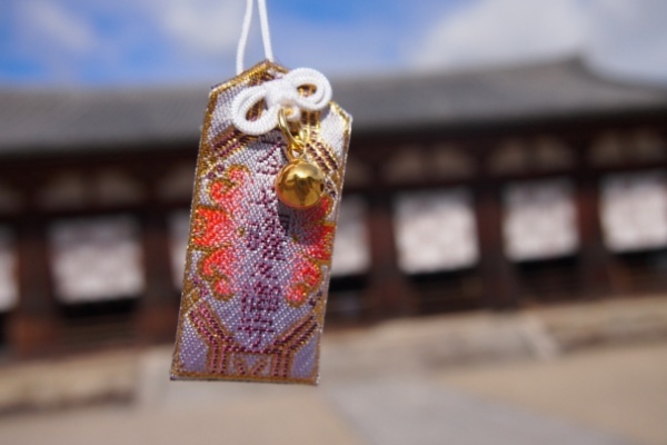 神道と仏教、宗教違うのになぜお守りの形同じ？専門家が解説