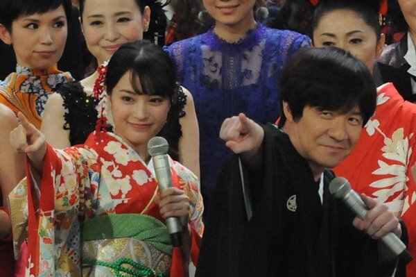 広瀬すずに米津玄師がバラ花束！テレビに映らない紅白舞台裏