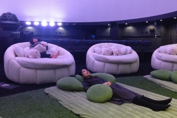 芝に寝っ転がって満点の星空を！池袋でできる極上の癒し体験