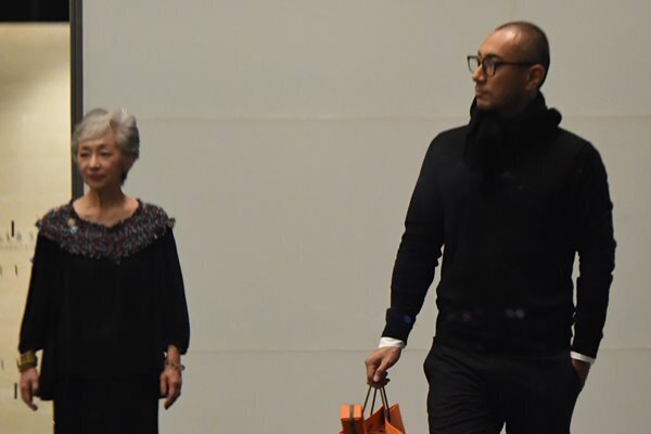 海老蔵 楽屋に麻央さん遺影…父子3人共演でママ見てたと笑顔