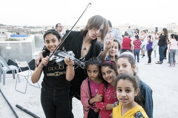 パレスチナ、シリア難民の力に…「憎しみ超える」SUGIZOの音