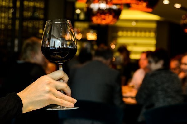 注文の多すぎるバー？　ドレスコードに「差別的では」と非難殺到